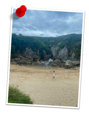Playa Gulpiyuri con marea medio alta